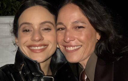 Carminho e Rosalía celebram parceria musical no Rio de Janeiro, junto ao Cristo Redentor.
