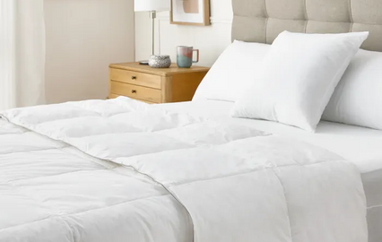 Edredão leve e fofinho para noites frias promete aconchego sem pesar.
