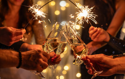 Celebração com champanhe e fogo de artifício em festa de boas-vindas a 2026