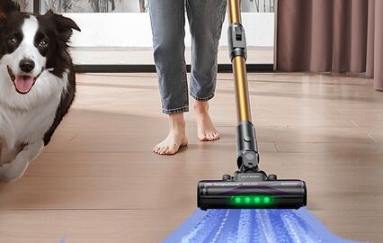 Aspirador sem fios em promoção limpa a casa com um cão por perto