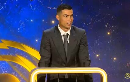 Cristiano Ronaldo recebe prémio de melhor jogador no Médio Oriente