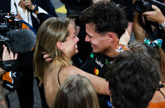 Margarida Corceiro e Lando Norris celebram na Fórmula 1
