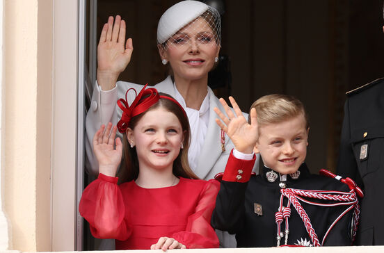 Charlene do Mónaco surge com os filhos, Jacques e Gabriella, varanda do palácio