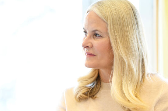 Princesa Mette-Marit aguarda transplante de pulmão após palavras dos reis da Noruega.
