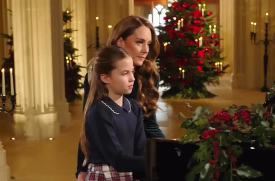 Kate Middleton e a filha num dueto natalício ao piano num momento de ternura