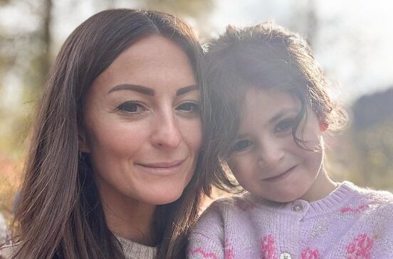 Influenciadora Melissa Mae Carlton lamenta morte da filha Molly, após perda da irmã Abigail no Natal