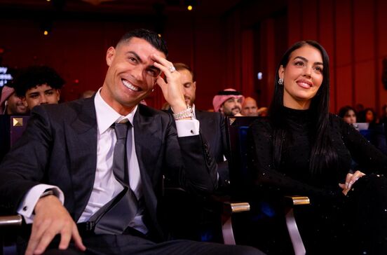 Ronaldo recebe prémio de Melhor Jogador do Médio Oriente