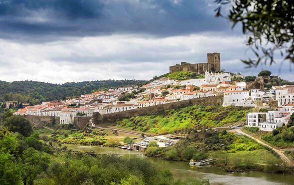 Monsaraz, vila portuguesa com castelo medieval e casas brancas