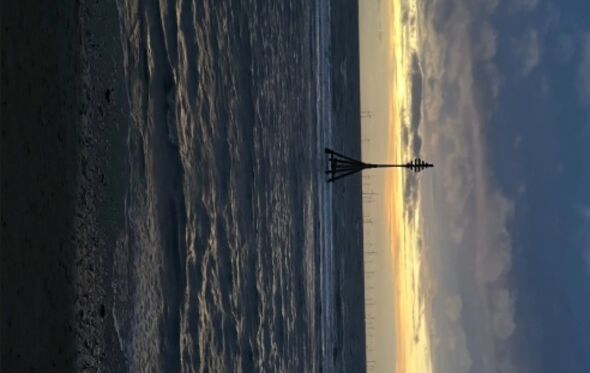 Rute Cardoso ouve Lewis Capaldi perto da costa