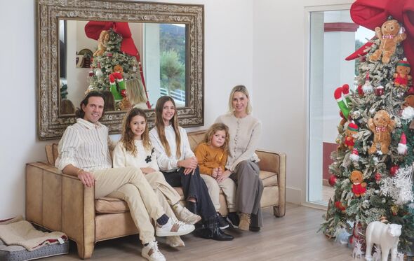 Família reunida junto à árvore de Natal: Marcos Bastinhas e Dália Madruga com os filhos