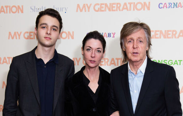 Arthur com a mãe, Mary, e o avô, Paul McCartney