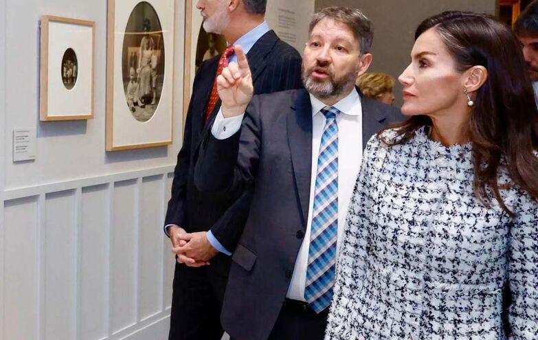 Letizia em conjunto tweed preto e branco na inauguração de exposição dedicada à bisavó escocesa de Felipe VI
