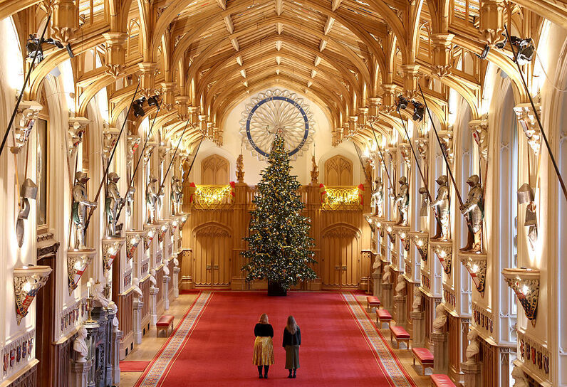 Castelo de Windsor decorado para o Natal com árvore imponente e armaduras