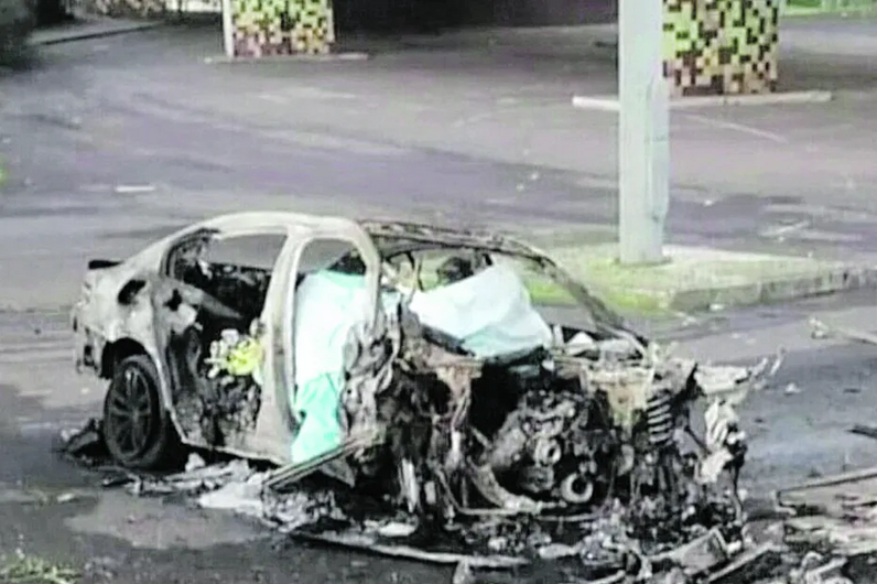 O BMW incendiou-se com o embate violento