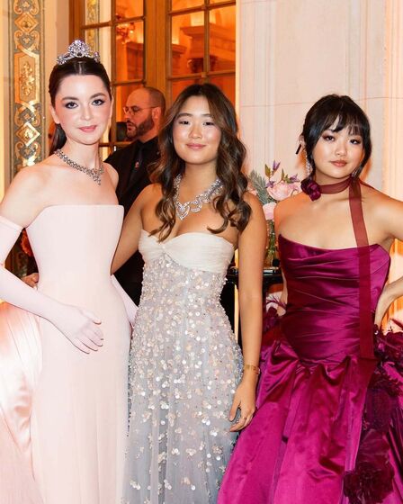 Alice Wang (à direita)