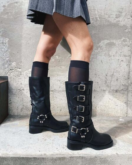 'Biker boots' e saias: a dupla perfeita