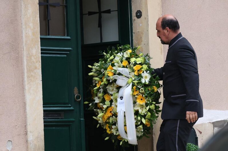 Inúmeras coroas de flores foram entregues