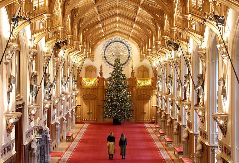 Castelo de Windsor decorado para o Natal com árvore imponente e armaduras