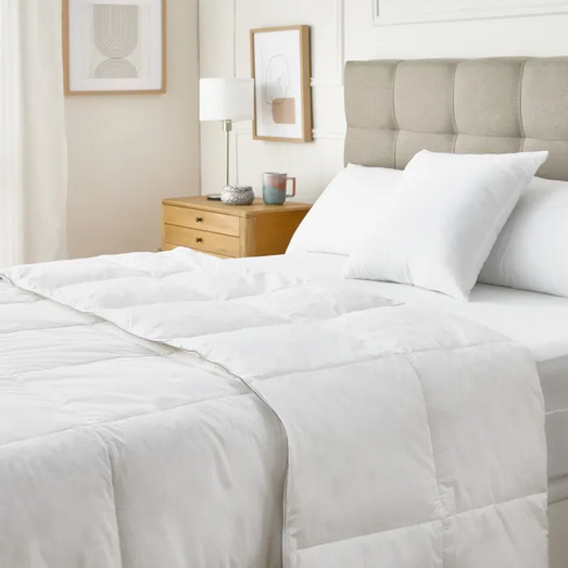 Edredão leve e fofinho para noites frias promete aconchego sem pesar.
