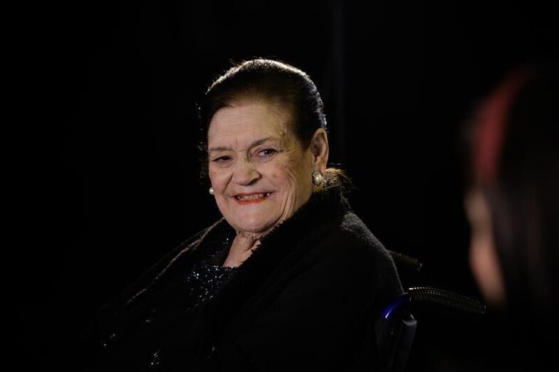 Anita Guerreiro, figura notável do fado português, sorri num retrato.
