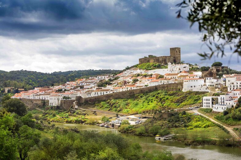 Monsaraz, vila portuguesa com castelo medieval e casas brancas