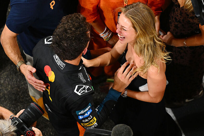 Margarida Corceiro celebra com Lando Norris na Fórmula 1