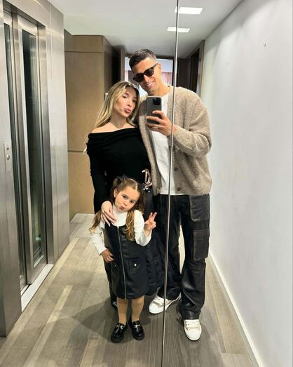 João Cancelo surge com a família numa selfie, num corredor