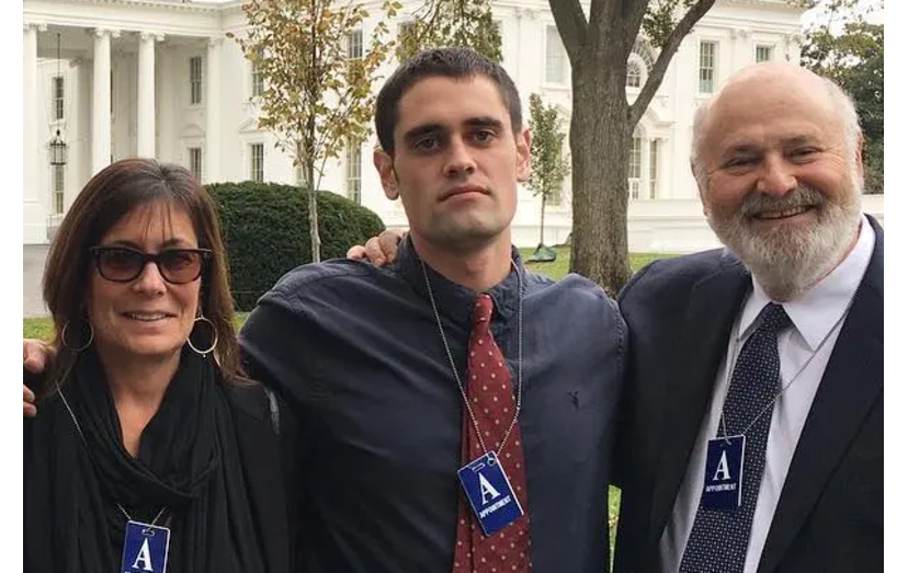 Nick com os pais, Michelle e Rob Reiner