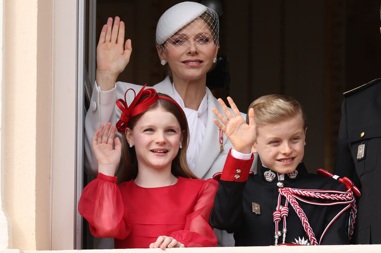 Charlene do Mónaco surge com os filhos, Jacques e Gabriella, varanda do palácio