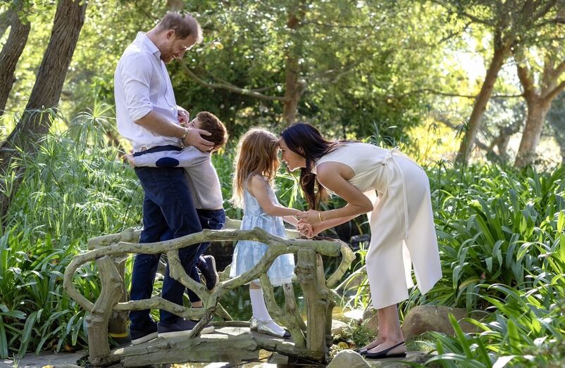 Meghan Markle e Harry desejam Boas Festas com Archie e Lilibet.
