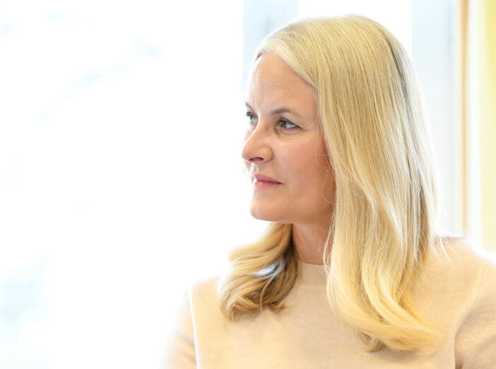 Princesa Mette-Marit aguarda transplante de pulmão após palavras dos reis da Noruega.
