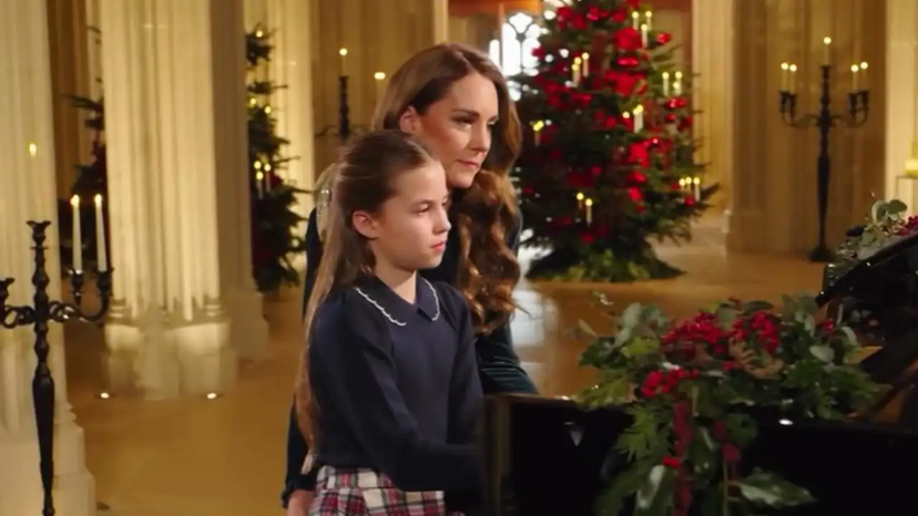 Kate Middleton e a filha num dueto natalício ao piano num momento de ternura