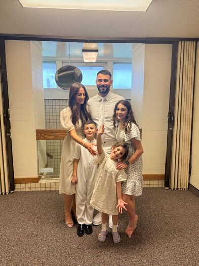 Influenciadora Melissa Mae Carlton lamenta morte da filha Molly, após perda da irmã Abigail no Natal