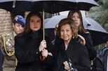 Dor profunda. Rainha Sofia amparada pelas netas no último adeus à irmã
