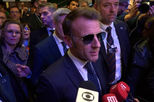 Um verdadeiro influencer! O estilo 'Top Gun' de Emmanuel Macron já fez ganhar muitos milhões 