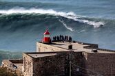O carro de Maycon, ex-concorrente da 'Casa dos Segredos', terá caído ao mar na Nazaré