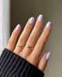 Unhas lilás e anéis dourados: elegância discreta marca 2026