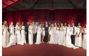 Modelos apresentam vestidos de noiva de Gio Rodrigues num desfile com figuras conhecidas