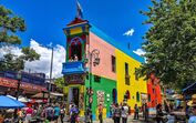 Turistas visitam Caminito, um bairro famoso em Buenos Aires