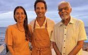 José Avillez cozinha em casa de Gilberto Gil com a sua mulher.
