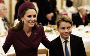 Kate Middleton e o Príncipe George num evento oficial