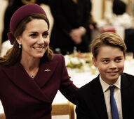 Kate Middleton e o Príncipe George num evento oficial