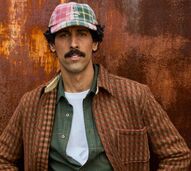 Homem com bigode e boné de flanela portuguesa, peça de roupa popular