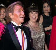 Joana Vasconcelos inaugura exposição em Roma, um tributo a Valentino.
