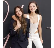 Victoria Beckham e Nicola Peltz em evento familiar