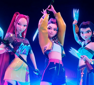 Um trio de guerreiras Kpop com espadas brilhantes domina o palco em Portugal.
