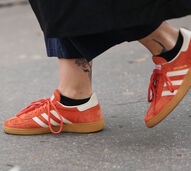 Ténis Adidas Spezial laranja em destaque nas tendências da primavera