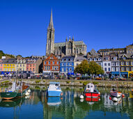 Cidade costeira com edifícios coloridos e catedral imponente em Cobh, Irlanda
