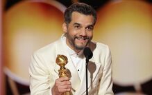 Wagner Moura com o Globo de Ouro, um marco para o Brasil