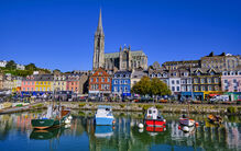 Cidade costeira com edifícios coloridos e catedral imponente em Cobh, Irlanda